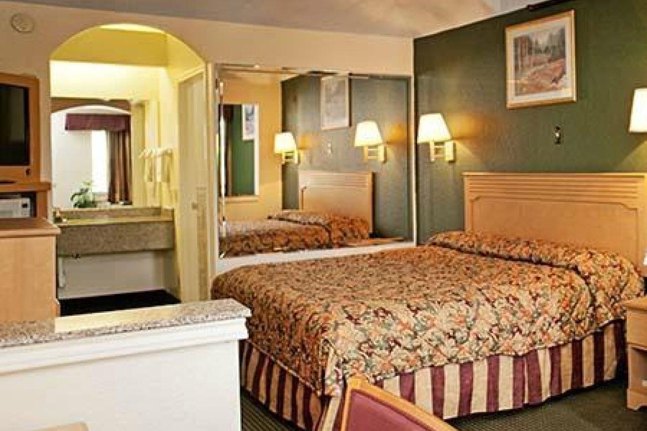 Louetta Crystal Inn 249 North מראה חיצוני תמונה